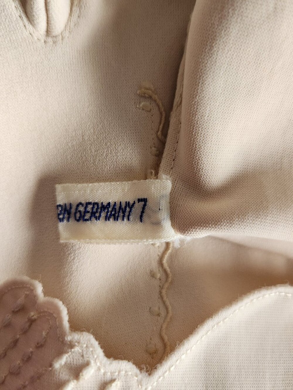 Vintage Cream Scalloped Embroidered Dress Gloves - Picture 4 of 4